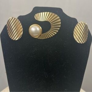 Elegant Gold and White Earrings with Pearl Center